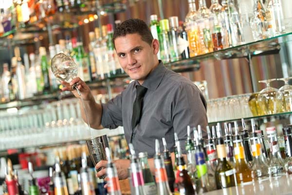 Ein halbes Glas Leidenschaft, ein guter Schuss Genialität, auf jeder Menge Charme serviert – Andreas Andricopoulos ist Mixologe und Barmanager der Alto Bar im Adina Apartment Hotel Berlin Hackescher Markt.