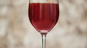 Das Rezept für acht Personen: 1/8 Liter frischer Zitronensaft, ¼ Liter Wodka Absolut, 1/8 Liter Cassis, 5 cl Campari und 2/4 Liter frischer Orangensaft. Das macht pro Person 1/8 Liter Susanne mit Tonic Water und mit Eis serviert.