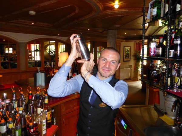 Eine gute Portion Glück steckt im "Lucky Punch" von Barmann Günther Baur, so viel ist sicher. Doch wenn er hinter seiner Bar in der Fünf-Sterne Dolomiten Wellness Residenz Mirabell in Olang in Südtirol steht und die Zutaten Gin, Lime, Maraschino, Vermouth Rosè und Cardamon zu einem Cocktail vermischt, möchte man diesen Drink gleich genießen.