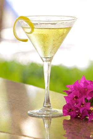 Ein Spritzer Lemon Juice, vereint mit edelstem Vodka, aromatischem Bombay Sapphire und golden funkelndem Lilliet Blanc und fertig ist der James-Bond-Martini.