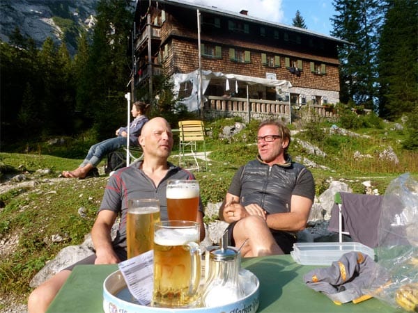 Wanderer trinken Bier auf der Reintalangerhütte.