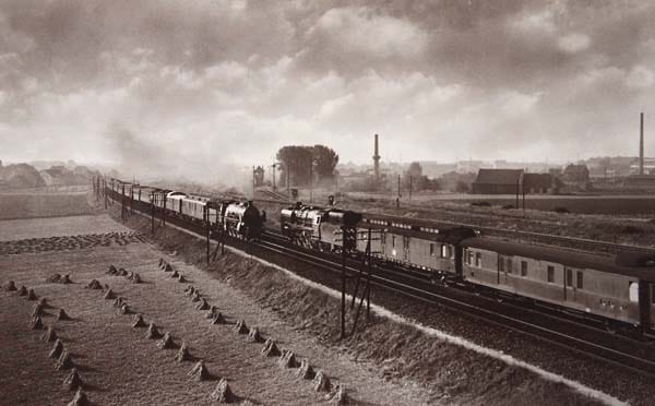 Auf dieser klassischen Aufnahme des bekannten Eisenbahn-Fotografen Carl Bellingrodt begegnen sich eine badische, bei Maffei gebaute "IV h" (Baureihe 18.3) und eine Einheitslok der Baureihe 03.