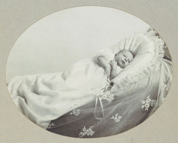 Am 21. April 1926 erblickte Elizabeth II. das Licht der Welt. Dieses Foto, das im Bildband "The Royal Baby Book" veröffentlicht wurde, entstand nicht lange nach ihrer Geburt.