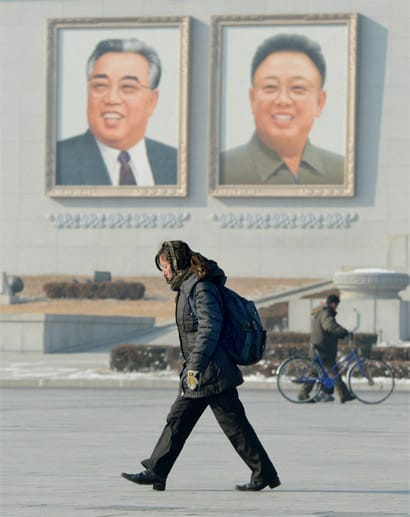 Die Demokratische Volksrepublik Nordkorea wird am 9. September 1948 von Kim Il-Sung (linkes Porträt) ausgerufen. Nach seinem Tod im Jahr 1994 herrscht sein Sohn Kim Jong-Il.