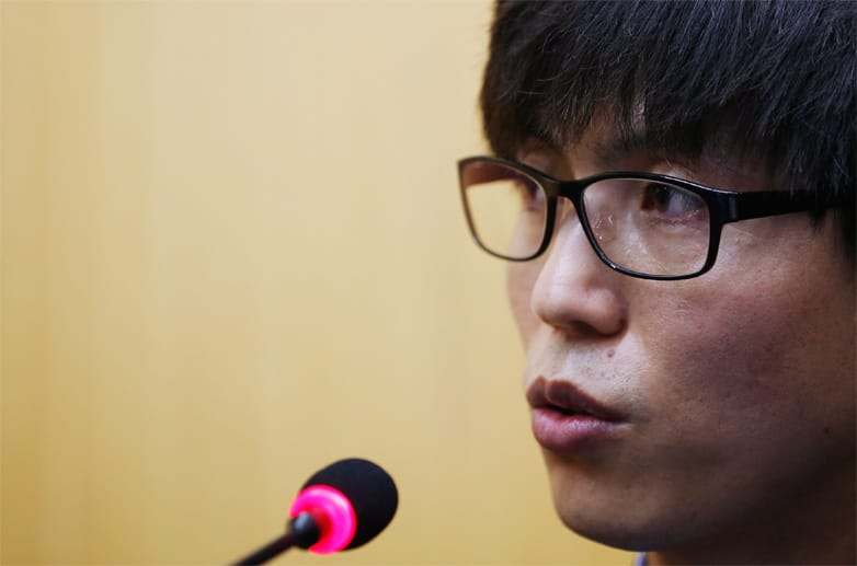 Shin Dong Hyuk verbringt seine gesamte Kindheit und Jugend in einem Lager für politische Gefangene. Mit 23 Jahren gelingt ihm die Flucht.