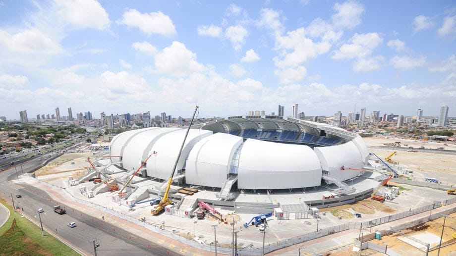 Ein kompletter Neubau wird die Dunas-Arena im nordöstlichen Natal. Das Stadion wurde mit Verspätung im Januar 2014 eröffnet und bietet 42.000 Zuschauern Platz. Damit ist es das zweitkleinste WM-Stadion nach der Arena da Baixada in Curitiba. Mit umgerechnet 143 Millionen Euro Baukosten sollte die Arena nicht zu teuer werden.