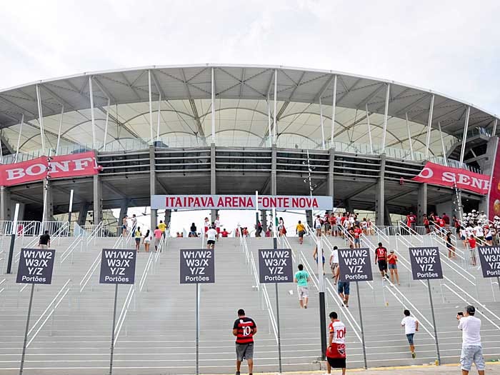Nicht allzu groß ist das im April 2013 eröffnete Stadion Fonte Nova in der ostbrasilianischen Küstenstadt Salvador. Es hat Platz für 55.000 Besucher. Der Neubau hat etwa 203 Millionen Euro gekostet, über die Hälfte davon trägt der brasilianische Staat.