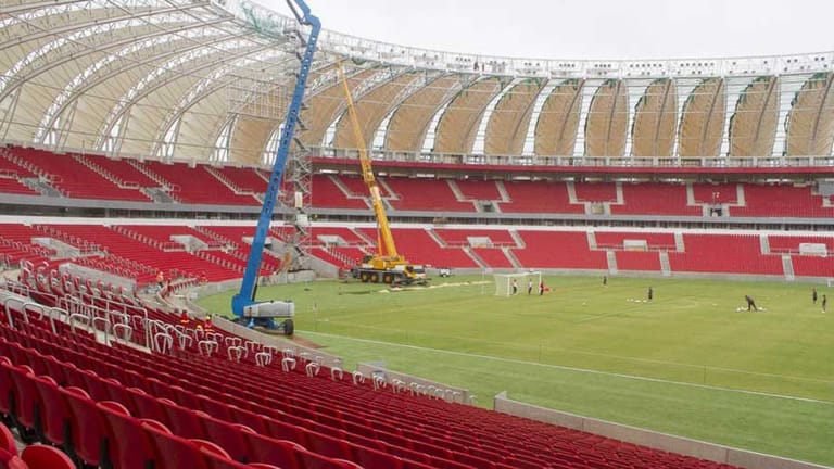 Noch existiert eine finale Fassung des Beira-Rio-Stadions in Porto Alegre nur im Computer. Die Arena im südlichsten WM-Spielort bleibt in ihrem Fundament erhalten und wird derzeit renoviert. Die Fertigstellung war ursprünglich für Dezember 2013 geplant, wurde aber auf Februar 2014 verschoben. Es soll dann 52.000 Zuschauer fassen. 113 Millionen Euro soll die Renovierung kosten, rund 80 Millionen davon trägt die Staatskasse.