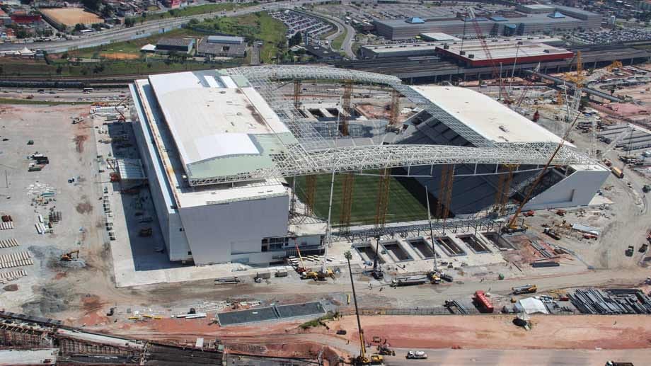 Die Corinthians Arena in Sao Paulo ist die Heimstätte des Fußball-Klubs Corinthians. Es soll rund 281 Millionen Euro kosten und Platz für 65.000 Fußball-Fans bieten. Hier soll das Eröffnungsspiel der WM stattfinden. Am 27. November ereignete sich bei den Bauarbeiten ein schrecklicher Unfall: Zwei Bauarbeiter wurden von einem umstürzenden Kran erschlagen und verloren ihr Leben.