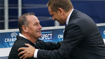 Schalkes Sportvorstand Horst Heldt (re.) begrüßt den Ex-Trainer der Königsblauen, Huub Stevens, vor dem Qualifikationsspiel zur Champions League gegen PAOK Saloniki.