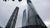 Der Shanghai Tower ist mit 632 Metern Höhe nicht nur das höchste Gebäude Chinas, sondern auch das zweithöchste der Welt. Er umfasst 121 Etagen und wurde im August 2013 fertiggestellt.