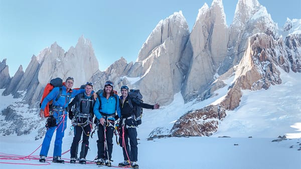 Matias Villavicencio, Stephan Siegrist, Thomas Huber, Dani Arnold am Fuße der Torre-Gruppe.