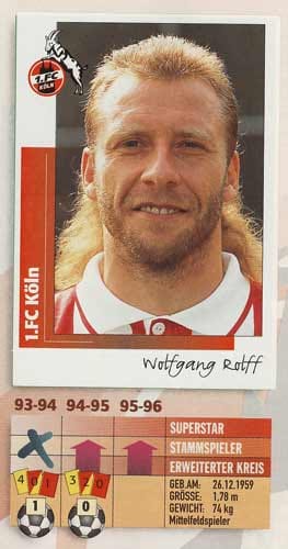 Kaum weniger spektakulär ist der Kopfschmuck von Wolfgang Rolff, der seinerzeit beim HSV oder Bayer Leverkusen kickte und noch bis Mai dieses Jahres (mit neuem Look) Co-Trainer bei Werder Bremen war.