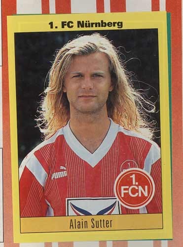 Als wahrer Schönling unter den Spielern galt der Schweizer Alain Sutter, der in den 90ern beim FC Nürnberg, Bayern München und dem SC Freiburg kickte. Auf seine Haarpracht dürfte so manche Spielerfrau neidisch gewesen.
