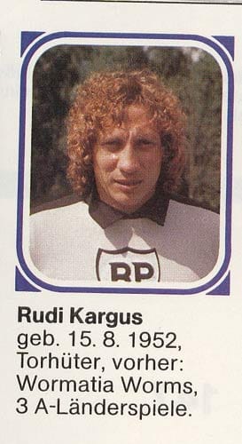 Sein Nimbus als bester Elfmeter-Killer der Bundesliga-Geschichte ist bis heute unerreicht. Womöglich hat Rudi Kargus (z.B. HSV, Nürnberg, KSC, Düsseldorf) die Schützen mit seiner Frisur aber auch einfach nur dermaßen irritiert, dass es mit deren Konzentration nicht zum Besten stand. Heute geht er einem anderem Hobby nach: dem Malen.