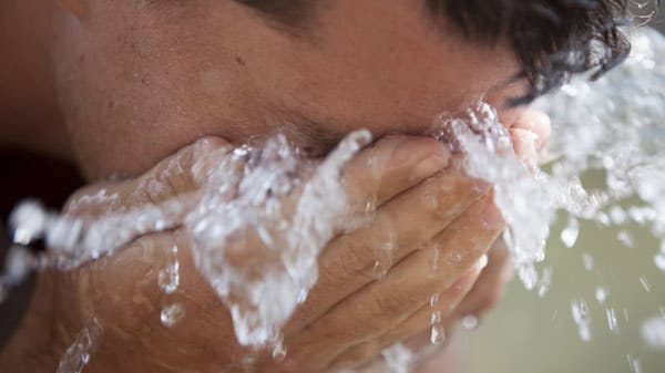 So unschlagbar Sie auch sind, Ihre Haut ist es leider nicht. Damit das jedoch kein anderer, außer Sie selbst, zu sehen bekommt, folgen Sie bitte Schritt Nummer eins und zwei. Step 1) Vieeeel Wasser trinken und mit frischem Obst oder Smoothies Energie tanken! Step 2) Ab in die Waschstraße: Ab mit den Spuren der letzten Nacht! Ein erfrischendes Reinigungsgel befreit Ihre Haut von jeglichen Schmutz und bereit Sie perfekt auf die Rasur vor.