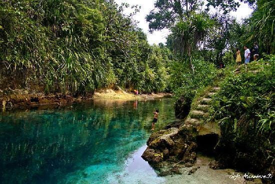 Im Fluss Baden bei warmem Wasser kann man etwa im Enchanted River (deutsch: Verzauberter Fluss) auf den Philippinen.