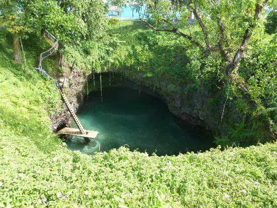 Mutprobe vor dem Bad: Um ans kühle Nass zu kommen, muss der Besucher auf der samoanischen Insel Apia erst eine steile Leiter hinab.