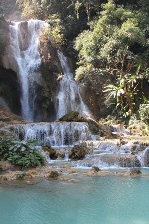 An einem Wassserfall baden kann man auch in Laos, nahe Luang Prabang.