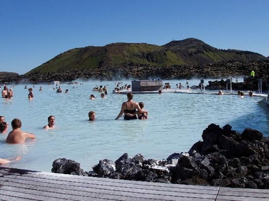 Oft wärmer im Wasser als an der Luft ist es in der Blauen Lagune auf Island. Das Badevergnügen in den natürlichen, aber mit umfangreicher Infrastruktur ergänzten Thermalquellen ist allerdings nicht ganz billig.