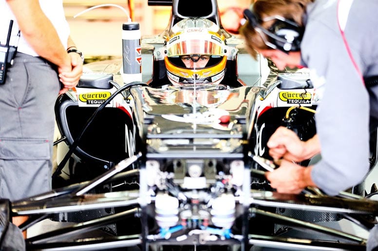 Auch Nico Hülkenberg konzentriert sich, während seine Mechaniker an seinem Sauber feilen.