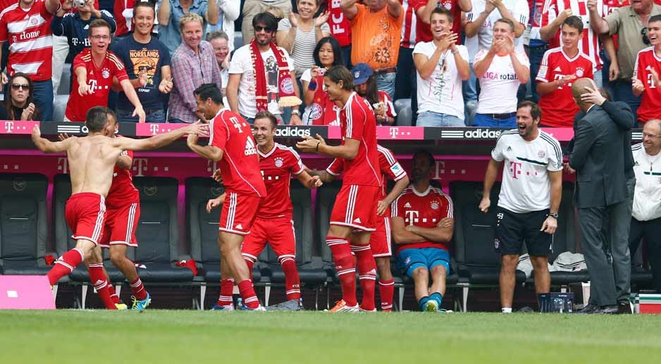 Erst in Durchgang zwei strahlt der deutsche Rekordmeister mehr Torgefahr aus. Franck Ribery (69.) - hier beim Torjubel - und Arjen Robben (78.) sorgen für die Treffer beim 2:0-Erfolg. Gleichzeitig stellt der FC Bayern einen Vereinsrekord auf: Zum 28. Mal in Serie sind die Münchner in der Bundesliga ohne Niederlage.