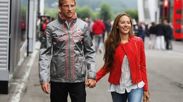 Rennsonntag: Jenson Button und seine Model-Freundin Jessica Michibata erscheinen an der Strecke in Belgien.
