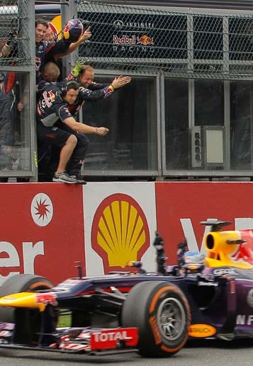 Doppelter Vettel-Finger: Der Red-Bull-Pilot feiert seinen fünften Saisonsieg. Es ist sein 31. F1-Sieg insgesamt. Damit zieht er mit Nigel Mansell gleich.
