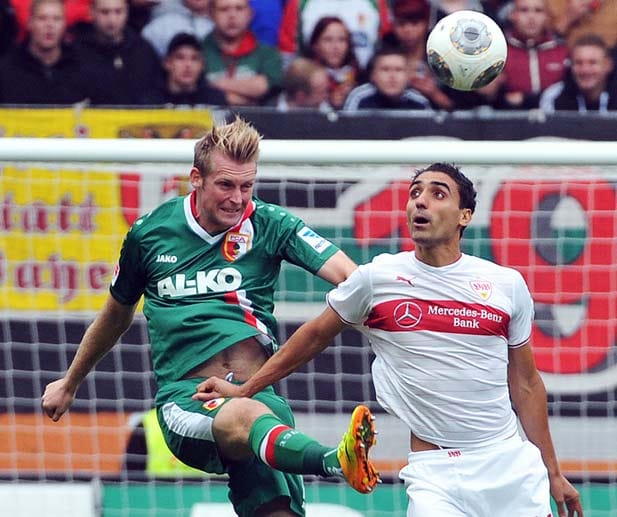 Vor dem Spiel zwischen dem FC Augsburg und dem VfB Stuttgart am Sonntag Abend standen beide Teams enorm unter Druck. Keine der beiden Mannschaften konnte sich in der Bundesliga bisher einen Punkt erspielen. Halil Altintop brachte die Gastgeber im Schwaben-Duell bereits in der sechsten Minute in Führung, Jan-Ingwer Callsen-Bracker (li.) erhöhte in der 36. Minute auf 2:0.