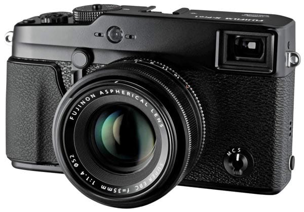 Die Retro-Optik der Fujifilm X-Pro1 kaschiert dezent die geballte Technik, die im Inneren steckt. Insgesamt 16 Megapixel und eine Lichtempfindlichkeit mit bis zu 25.600 ISO sorgen für brillante Fotos.