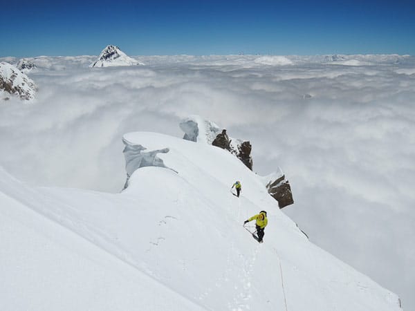 Kunyang Chhish Ost: Hansjörg und Matthias Auer folgen Simon Anthamatten unterhalb des Gipfels.