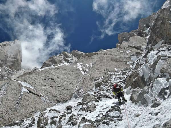 Expedition Kunyang Chishh Ost: Hansjörg Auer beim Vorstieg im gemischten Gelände (6500 Meter).