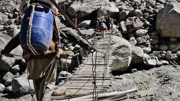 Expedition zum Kunyang Chhish Ost: Überquerung des Flusses Hisper.