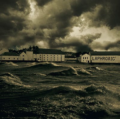 Willkommen auf Islay – so sieht das typische Wetter dort aus. Hier tost die See an die Laphroaig-Destille.
