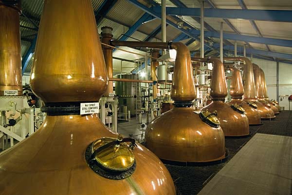 Das sind die Brennkessel – genannt Stills - von Laphroaig. Die teerigen Anteile im Whisky werden in ppm gemessen - parts per million.