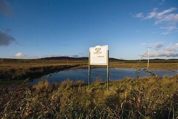 Es geht auch sonnig: Islay – das spricht sich Ei-La - wurde im dritten Jahrhundert von den Iren besiedelt. Im 14. und 15. Jahrhundert war sie Sitz der Könige des westschottischen Inselreiches, des Lordship of the Isles. Hier überwintern tausende Wildgänse, eine große Seehundkolonie lebt vor der Küste.