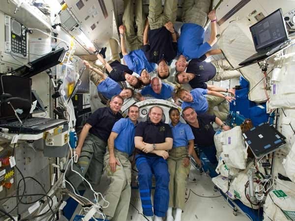 Neben körperlicher Fitness ist für Astronauten auch Teamfähigkeit extrem wichtig, denn in einer Raumstation sind die Raumfahrer auf engstem Raum beieinander, ohne sich aus dem Weg gehen zu können.