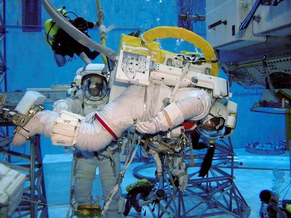 In einem Raumanzug unter Wasser bereiten sich Astronauten auf Außenbordeinsätze vor