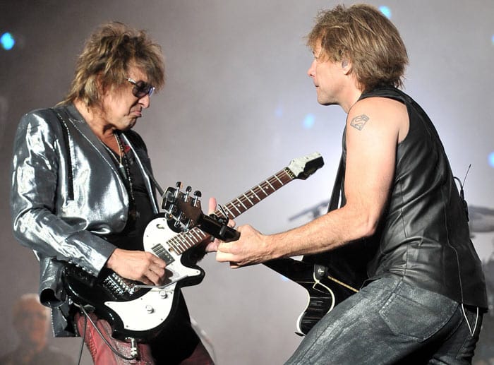 Seit ihrer Gründung Anfang der 1980er-Jahre hat die Hardrock-Band Bon Jovi mit Hits wie "Livin’ on a Prayer" oder "You Give Love a Bad Name" mehr als 130 Millionen Alben verkauft. Kopf der Gruppe ist Frontmann Jon Bon Jovi (re.), hier zusammen mit dem Gründungsmitglied und Leadgitarristen Richie Sambora.