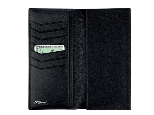 Schlicht und elegant zeigt sich die edle Brieftasche (um 260 Euro) der französischen Traditionsmarke S.T. Dupont und passt perfekt zu einem ebenso stilvollen Outfit.