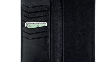 Schlicht und elegant zeigt sich die edle Brieftasche (um 260 Euro) der französischen Traditionsmarke S.T. Dupont und passt perfekt zu einem ebenso stilvollen Outfit.