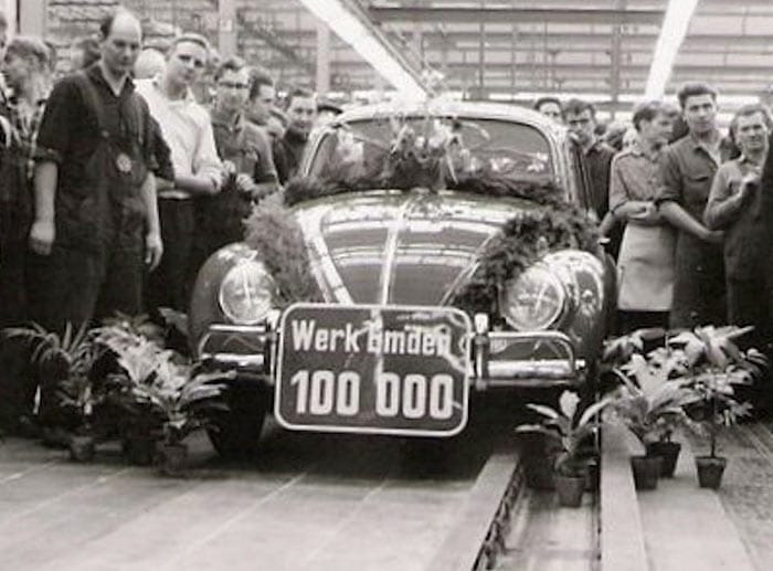 Der Jubiläumskäfer aus dem VW-Werk in Emden bei seiner Geburtsfeier im Jahr 1966. Zurück zum Artikel "VW Käfer für 100.000 Dollar restauriert".
