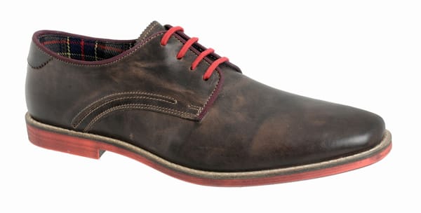 Während die Farben für das Obermaterial der Schuhe im Winter wieder dezenter werden, zieren die Modelle bunte Akzente. "Deichmann" macht das mit roter Sohle und den farblich passenden Schnürsenkeln (49,90 Euro).