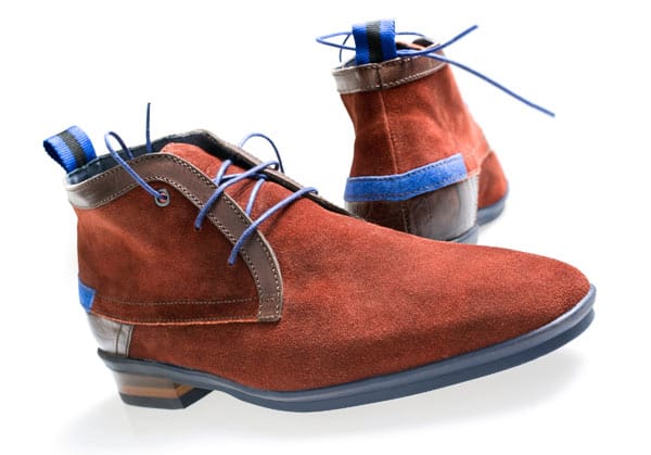 Ein Mix aus Farben für die Füße: "Floris van Bommel" kombiniert rotbraune Halbschuhe mit blauen Schnürsenkeln und Applikationen (219 Euro).