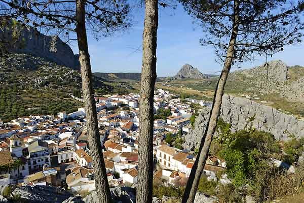 Andalusien: Dorf Montejaque mit charakteristischer Bergspitze.