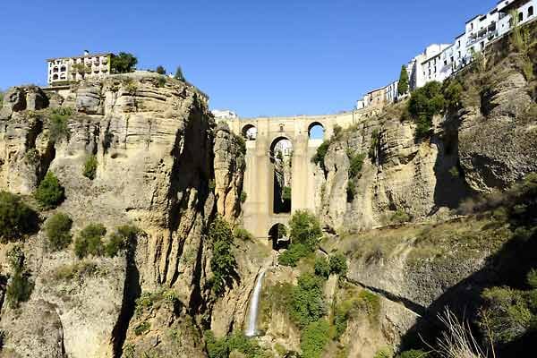 Wandern in Andalusien: Stadt Ronda am Rande der Sierra Grazalema.