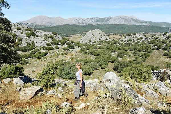 Wandern in Andalusien: Wilde Berglandschaft über der Llanos del Republicano.