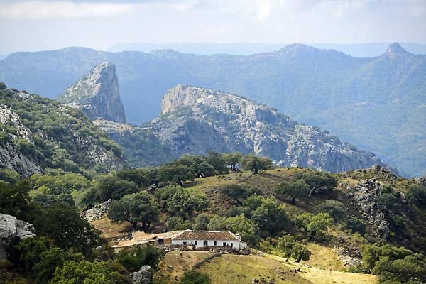 Wandern in Andalusien: Bauernhof vor den Felsen des Salto del Cabrero.