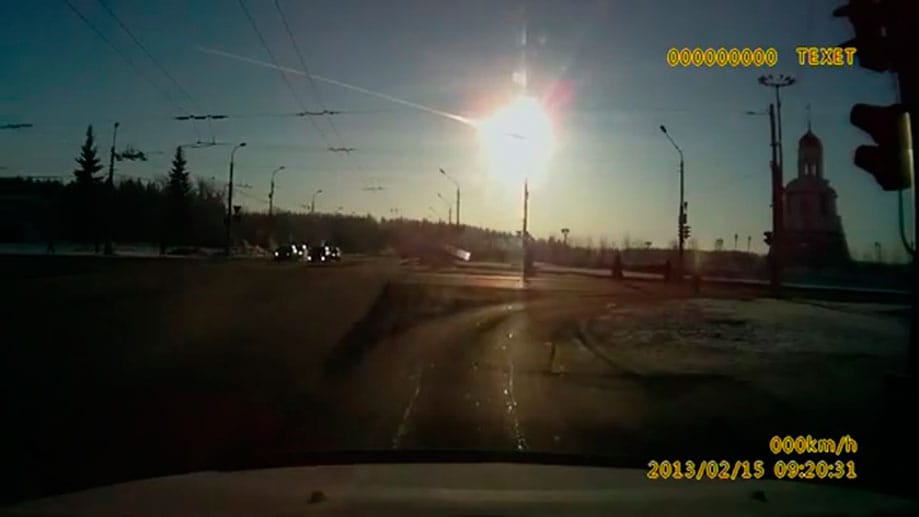 Ein Teil des Meteoriten kreuzt am Morgen des 16. Februar 2013 die Morgensonne bei der russischen Stadt Kamensk.