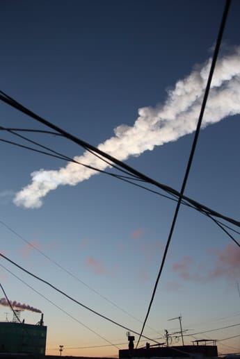 Der fette Rauchschweif zeichnet die Flugbahn des Meteoriten über der Millionenstadt Tscheljabinsk nach. Weit über 400 Menschen wurden durch den Himmelskörper verletzt.
